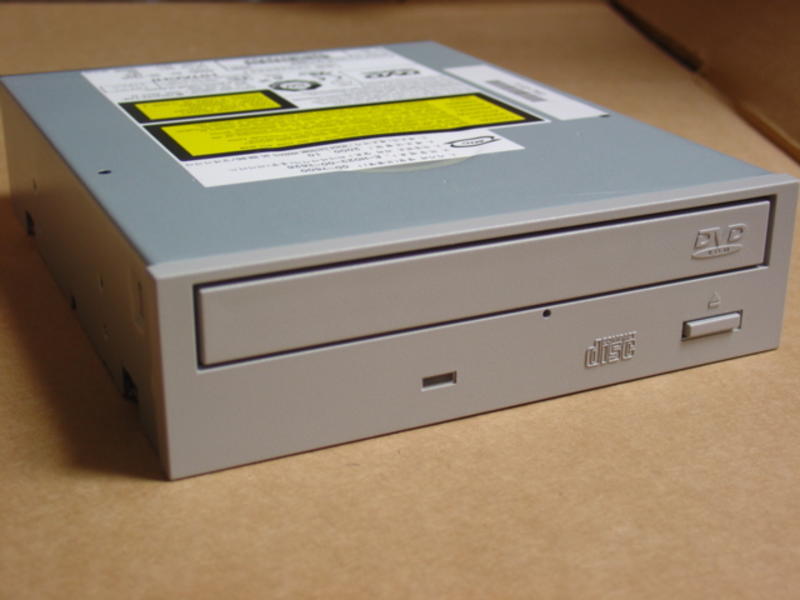 Hitachi GD7500 12X/40X Internal IDE/ATAPI Desktop DVD-Rom Drive