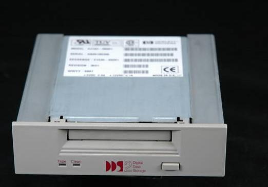 Dell A3183-60001 / C1539-69202 4Gb/8Gb DDS2 SCSI Internal Beige Tape Drive